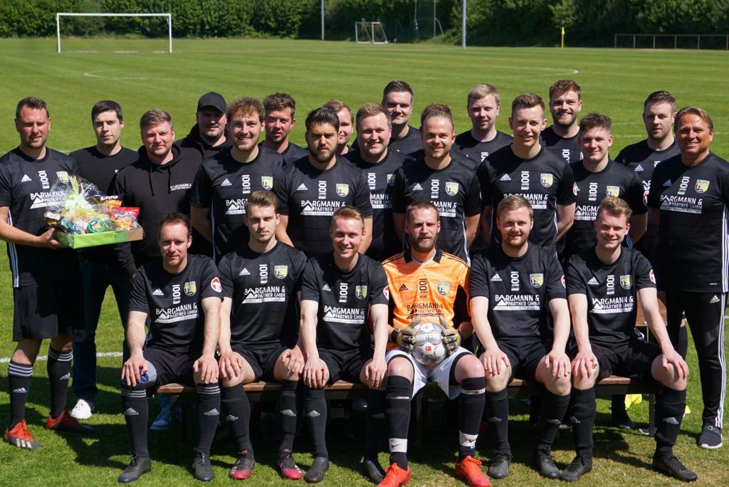Mannschaft des TSV Bevern mit Bargmann-und-Partner-Aufdruck auf den Trikots
