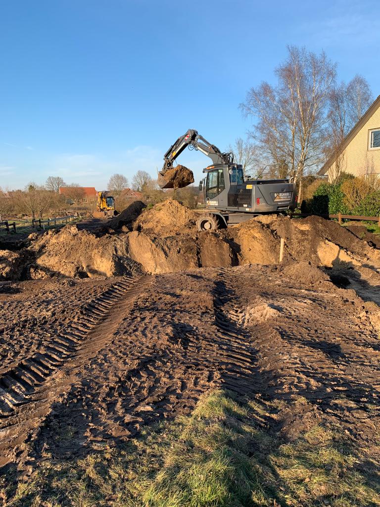 Bagger beim Aushub einer Baugrube