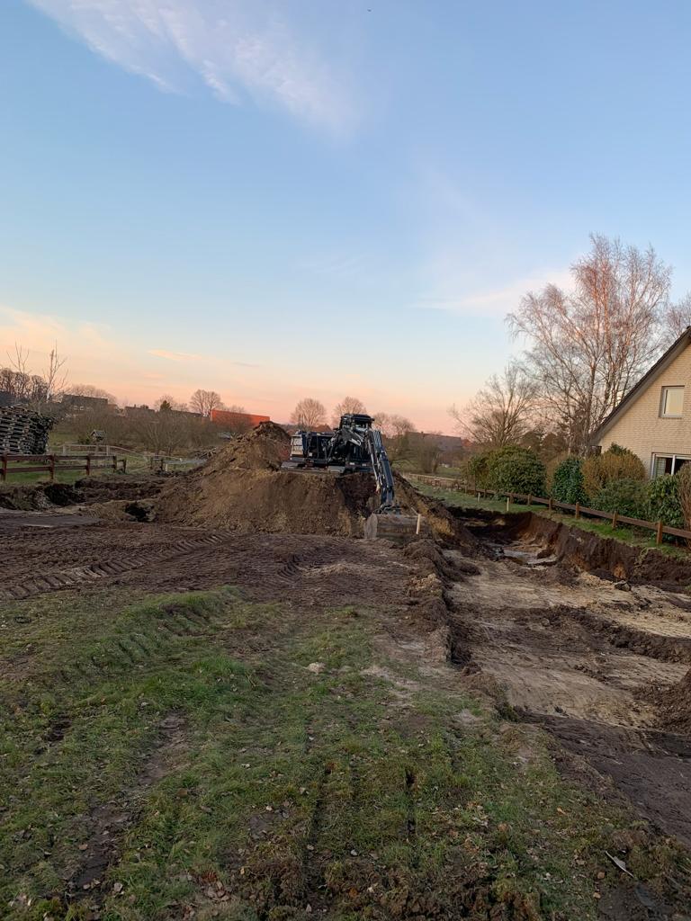Bearbeitetes Grundstück im Abendlicht