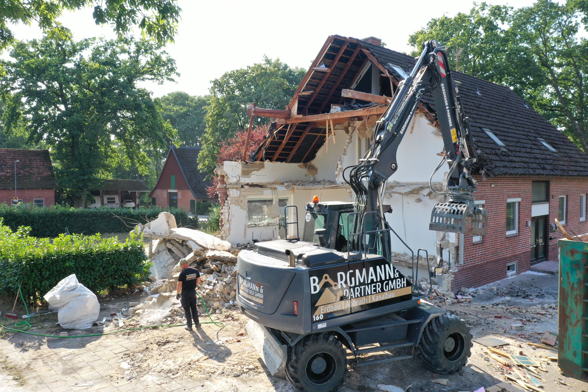 Bagger beim Abbruch eines Wohngebäudes
