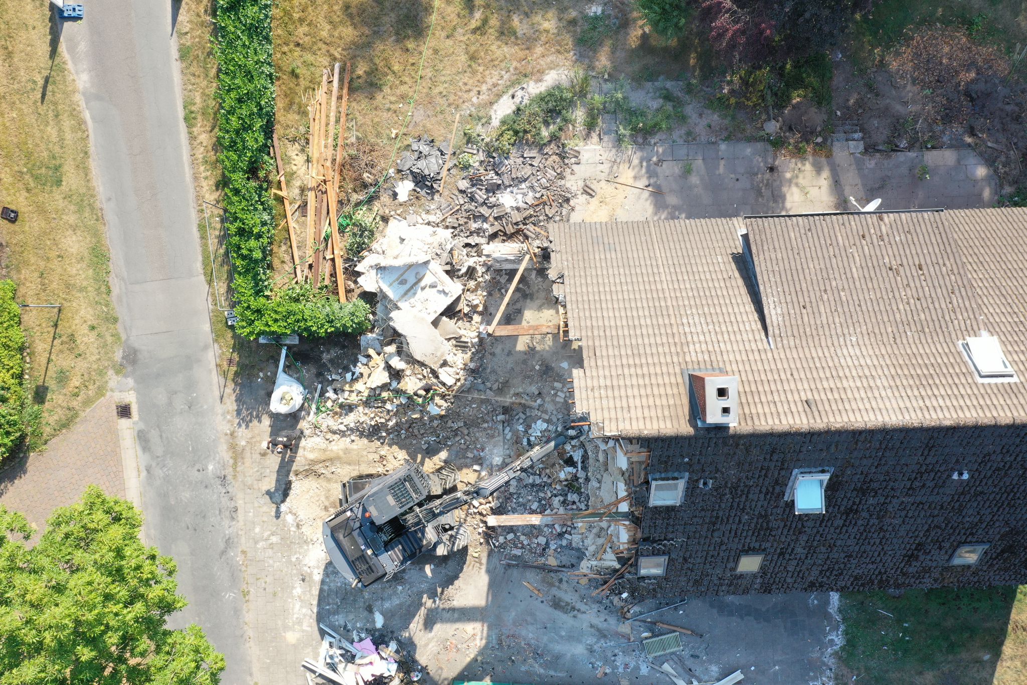 Luftaufnahme eines Gebäudes während der Abbrucharbeiten