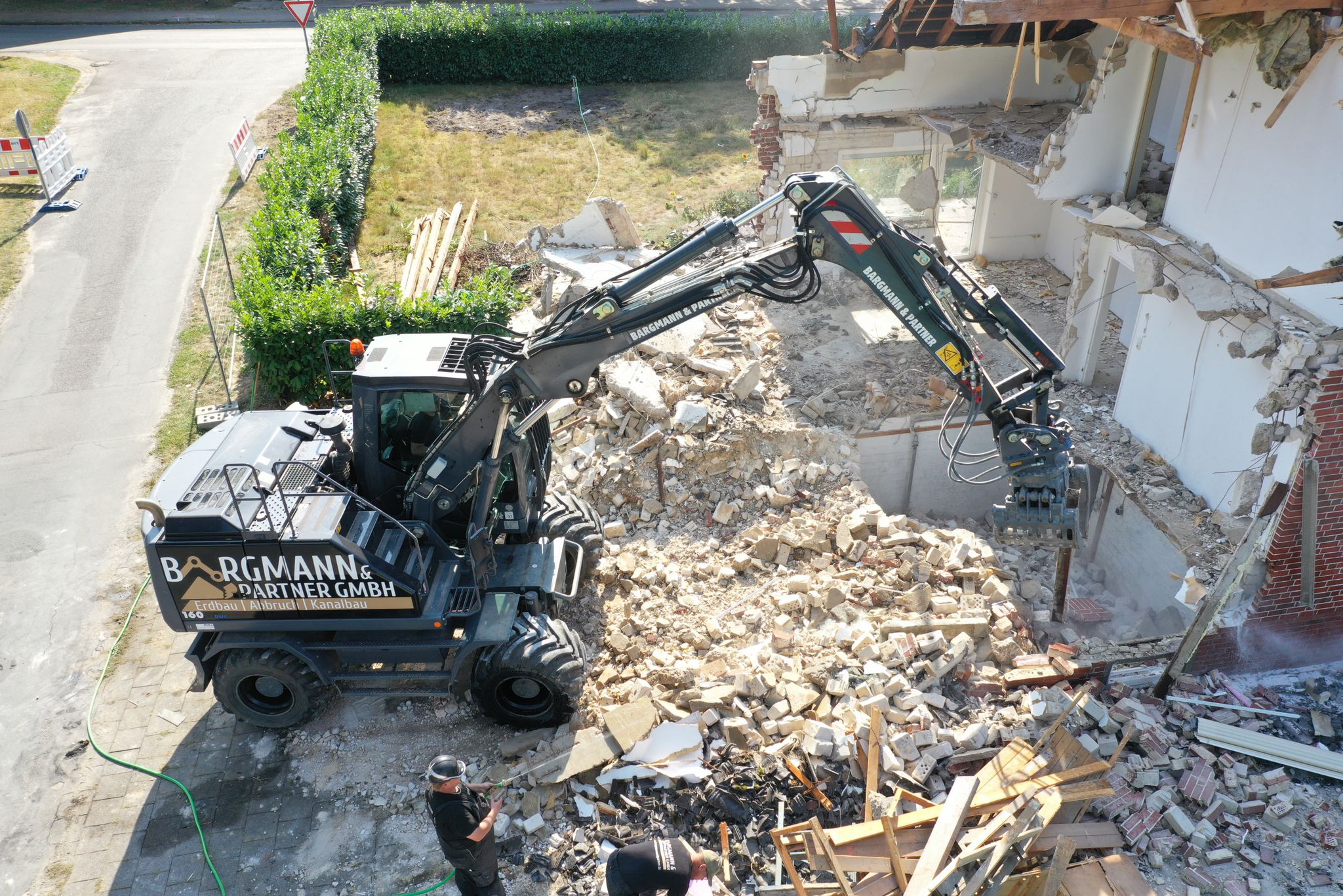 Bargmann und Partner Bagger beim Abbruch eines Hauses