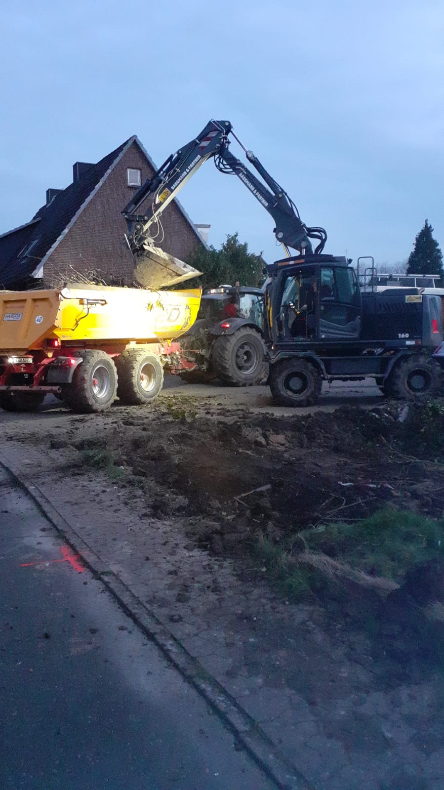 Bagger auf einer Baustelle in der Dämmerung