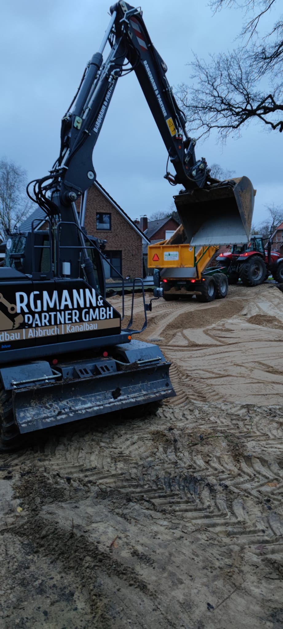 Bagger mit angehobenem Anbaugerät