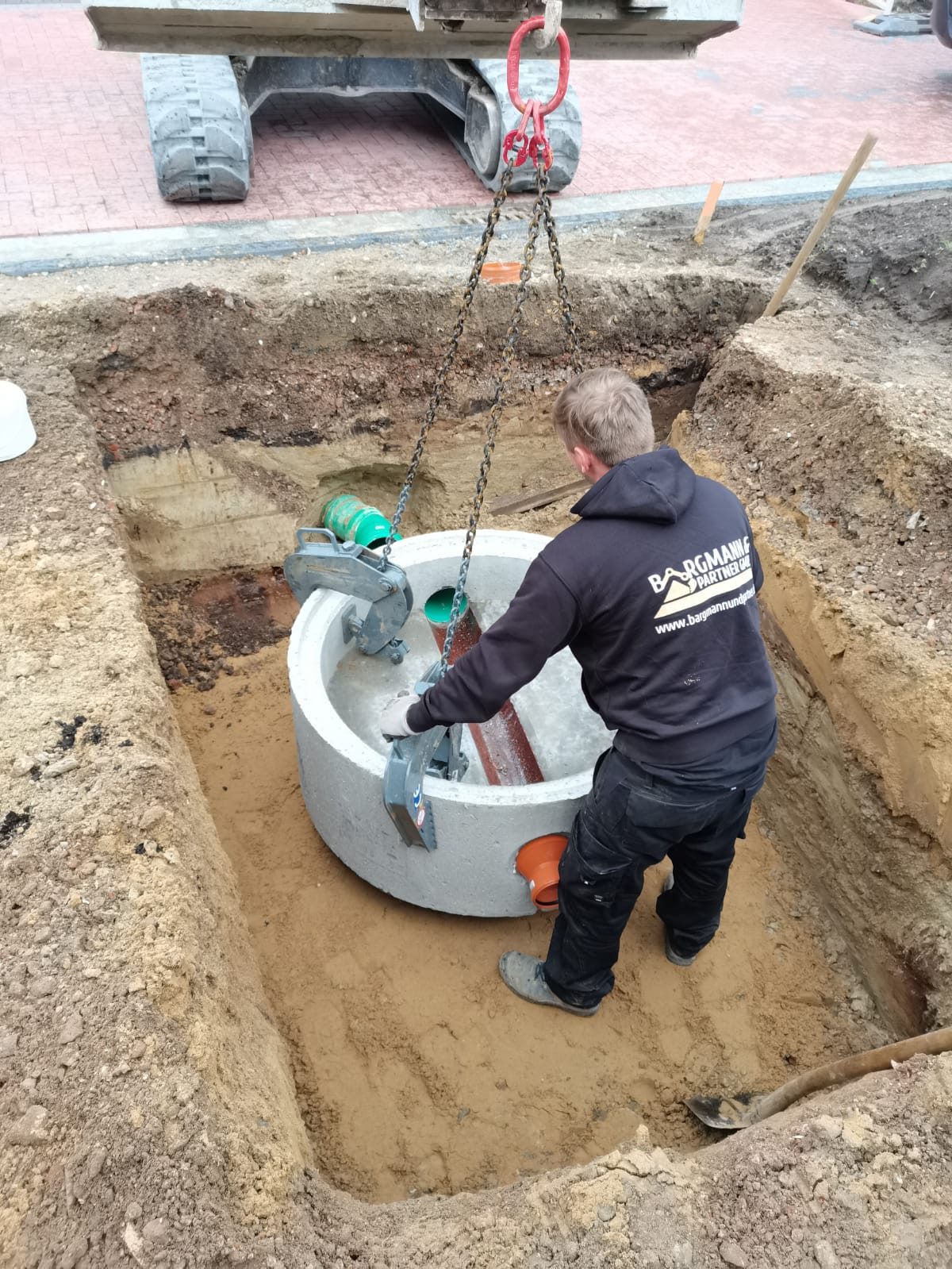 Mitarbeiter beim Einbau eines Schachtes