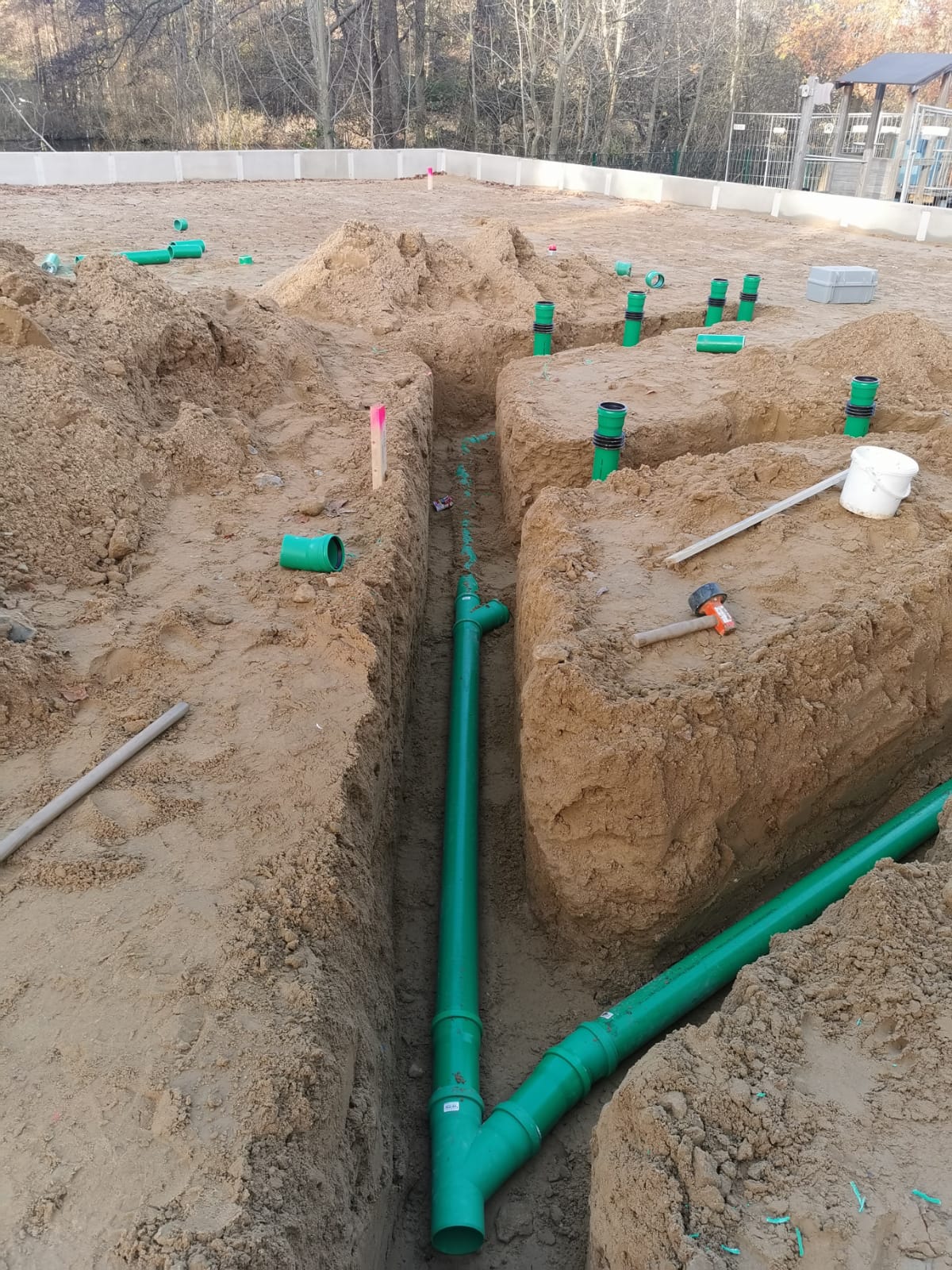 Abwasserleitungen und Gräben auf einer Baustelle