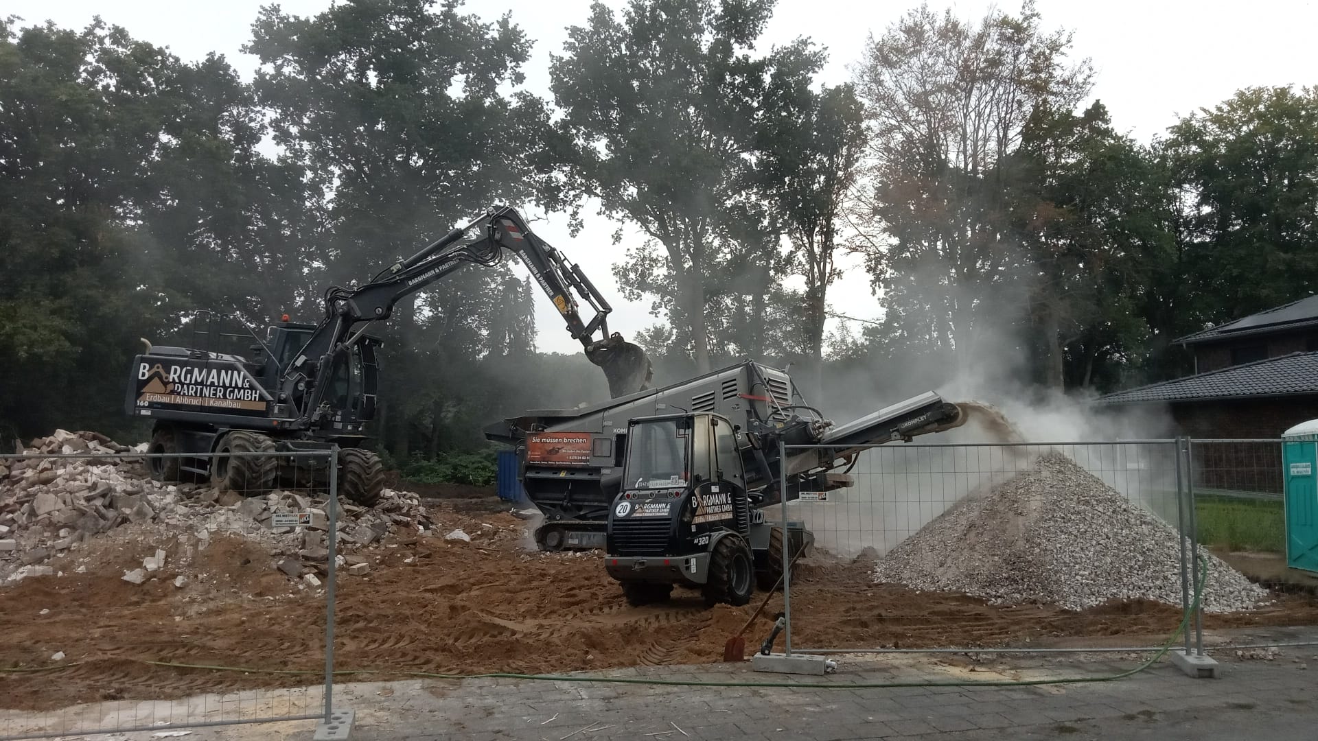 Bagger und Container während eines Abbruchs