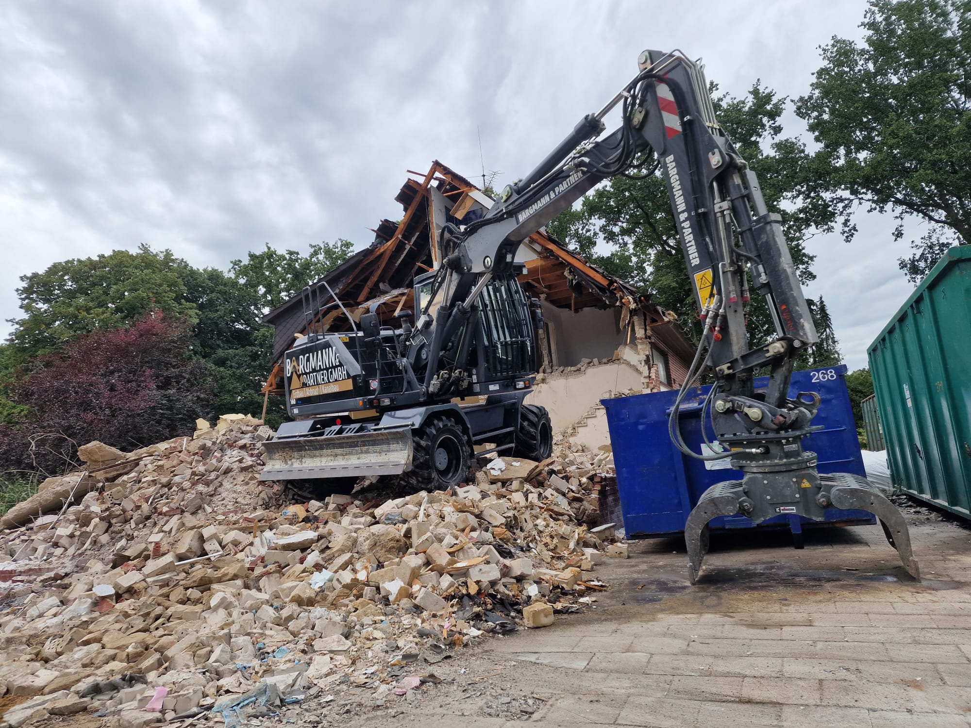 Bagger beim Rückbau eines Gebäudes