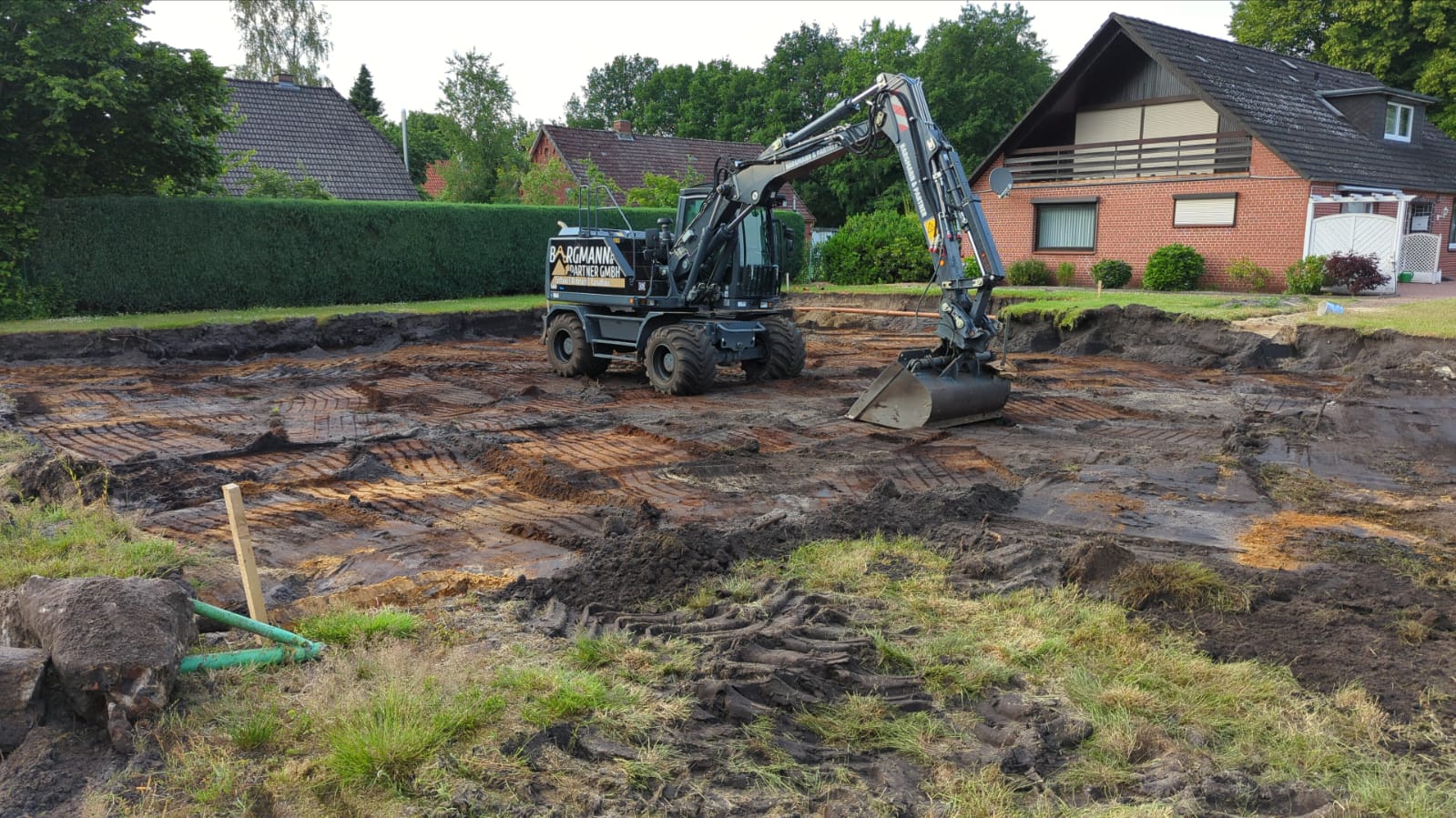 Bagger bei Erdarbeiten auf einem Grundstück