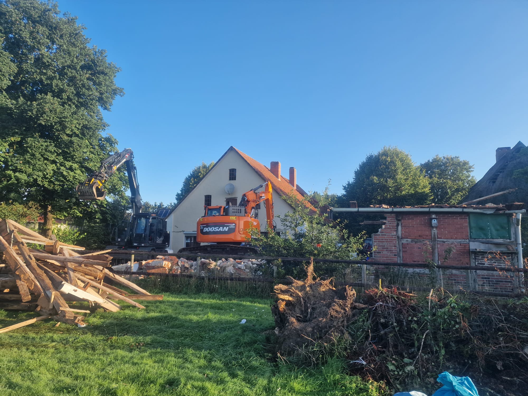 Bagger beim Rückbau auf einem bebauten Grundstück